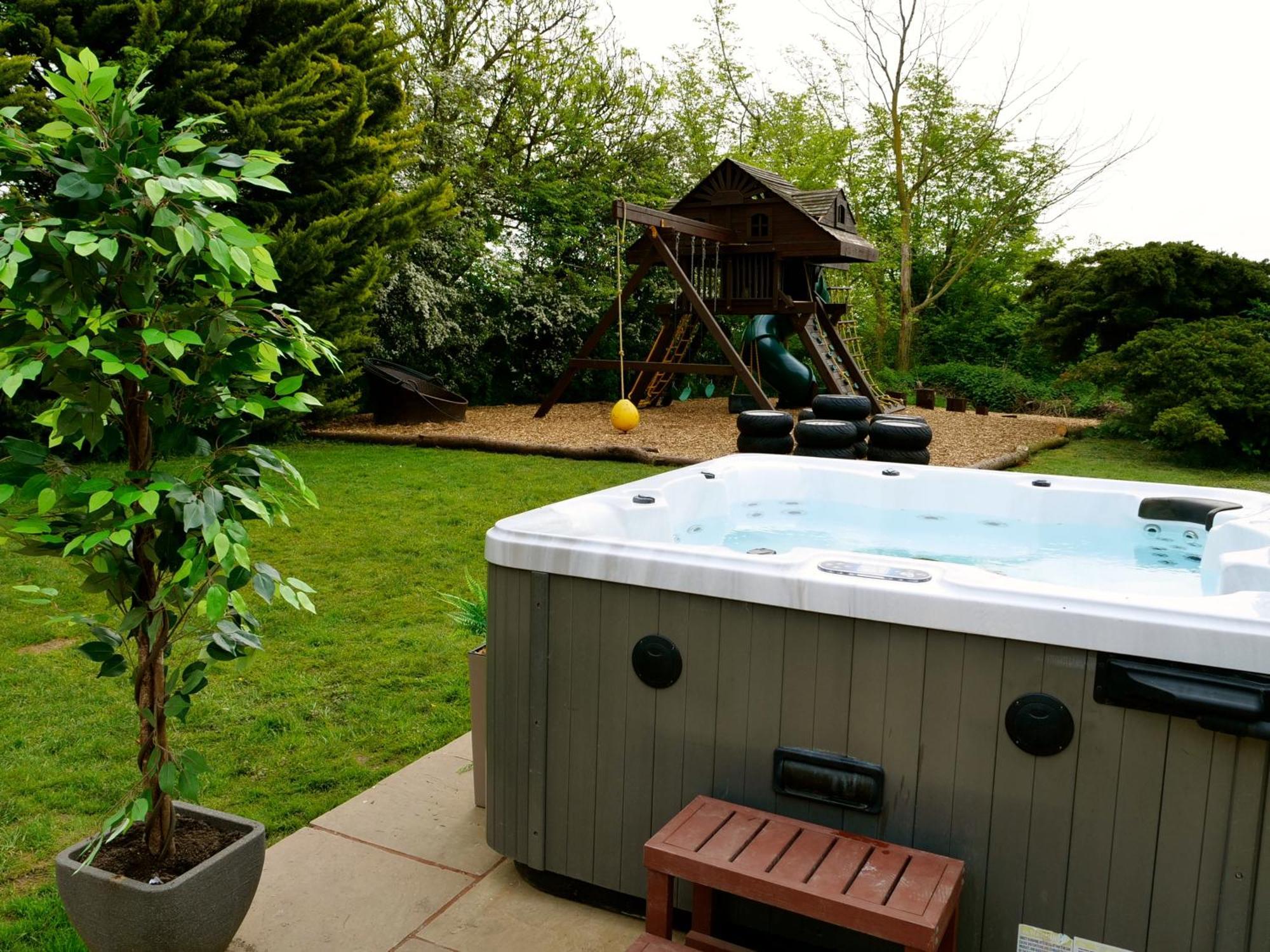 Deluxe 1 Bed Versace Hottub Skytv Villa Saffron Walden Ngoại thất bức ảnh