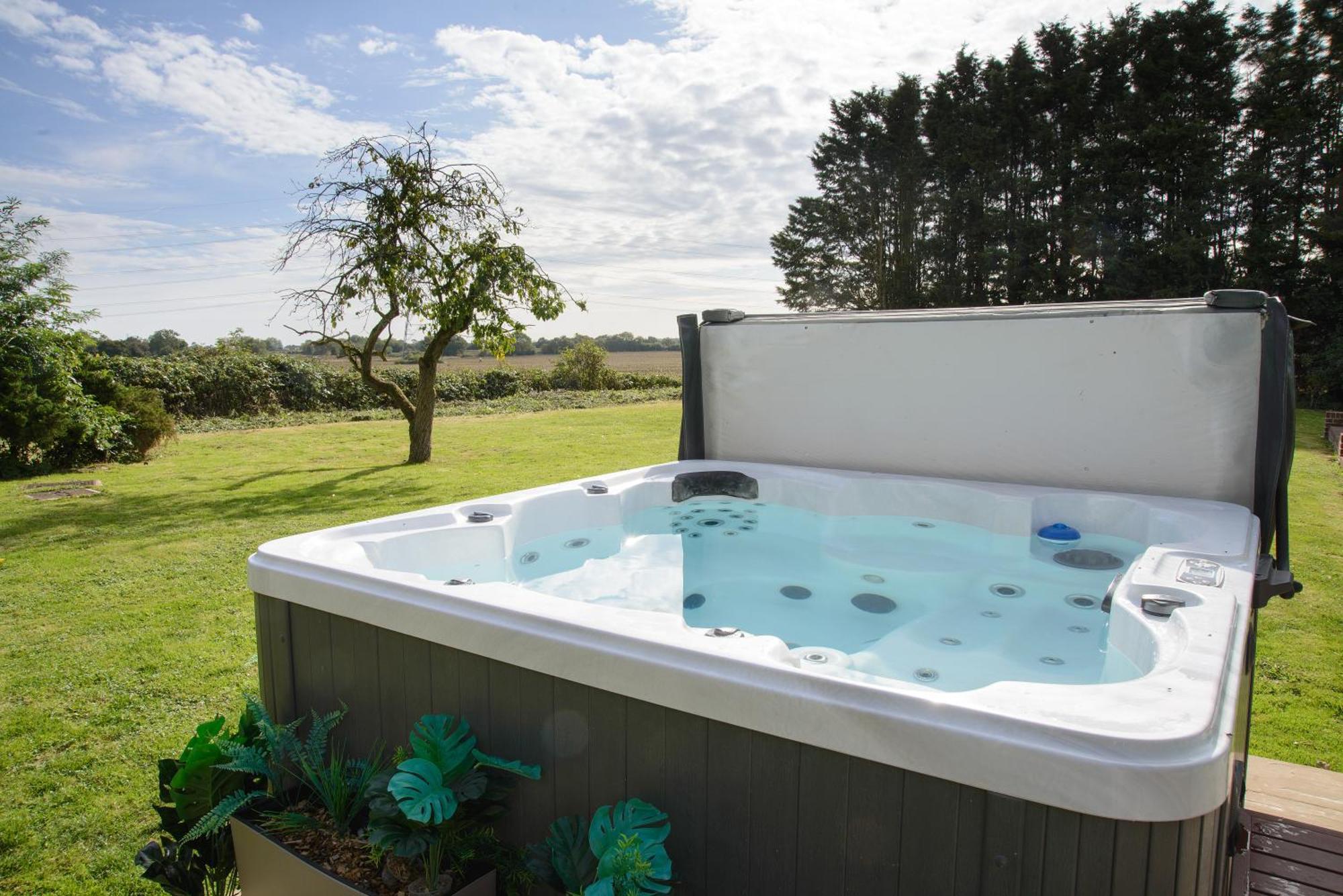 Deluxe 1 Bed Versace Hottub Skytv Villa Saffron Walden Ngoại thất bức ảnh