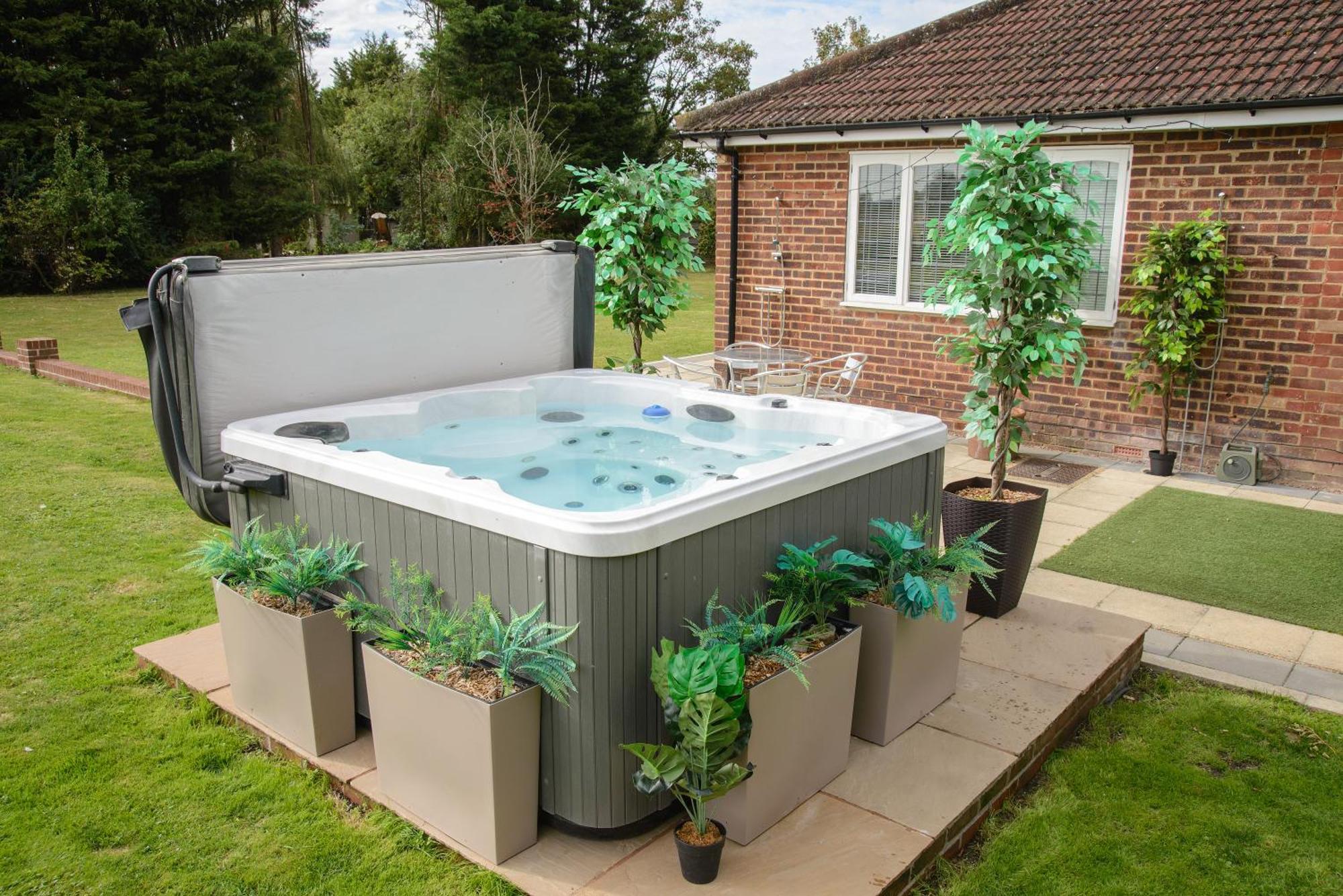 Deluxe 1 Bed Versace Hottub Skytv Villa Saffron Walden Ngoại thất bức ảnh