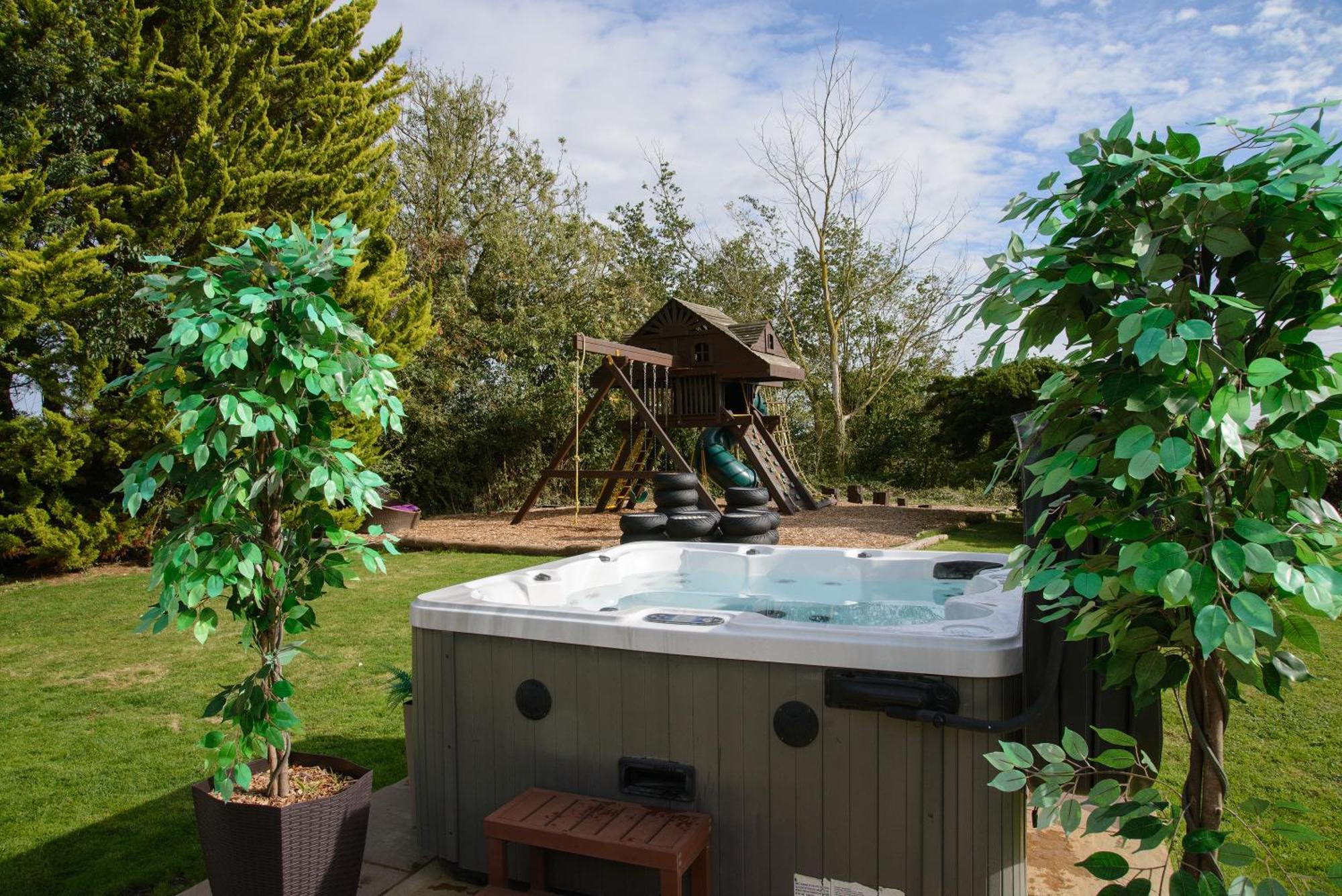 Deluxe 1 Bed Versace Hottub Skytv Villa Saffron Walden Ngoại thất bức ảnh