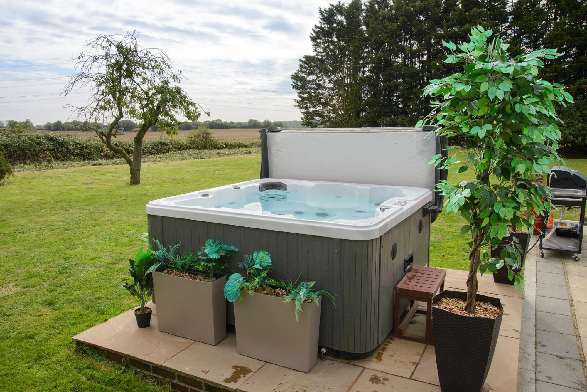 Deluxe 1 Bed Versace Hottub Skytv Villa Saffron Walden Ngoại thất bức ảnh